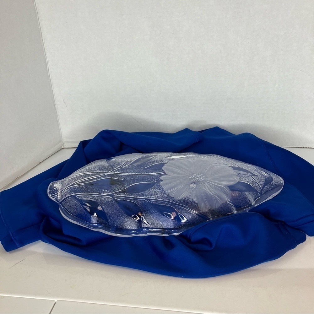 Clear glass leaf dish